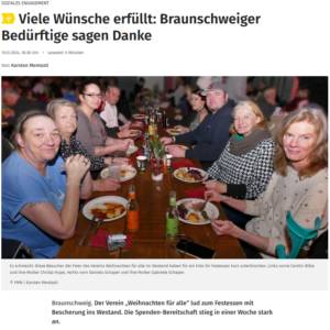 Ein Tisch mit Gästen der Weihnachtsfeier im Westand