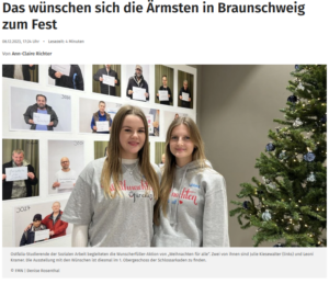 Julie und Leoni vor der Wand mit Wunschzetteln