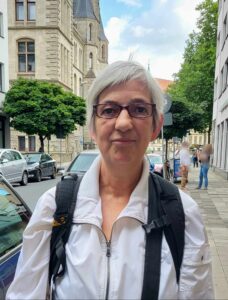Brigitte vor dem Optiker