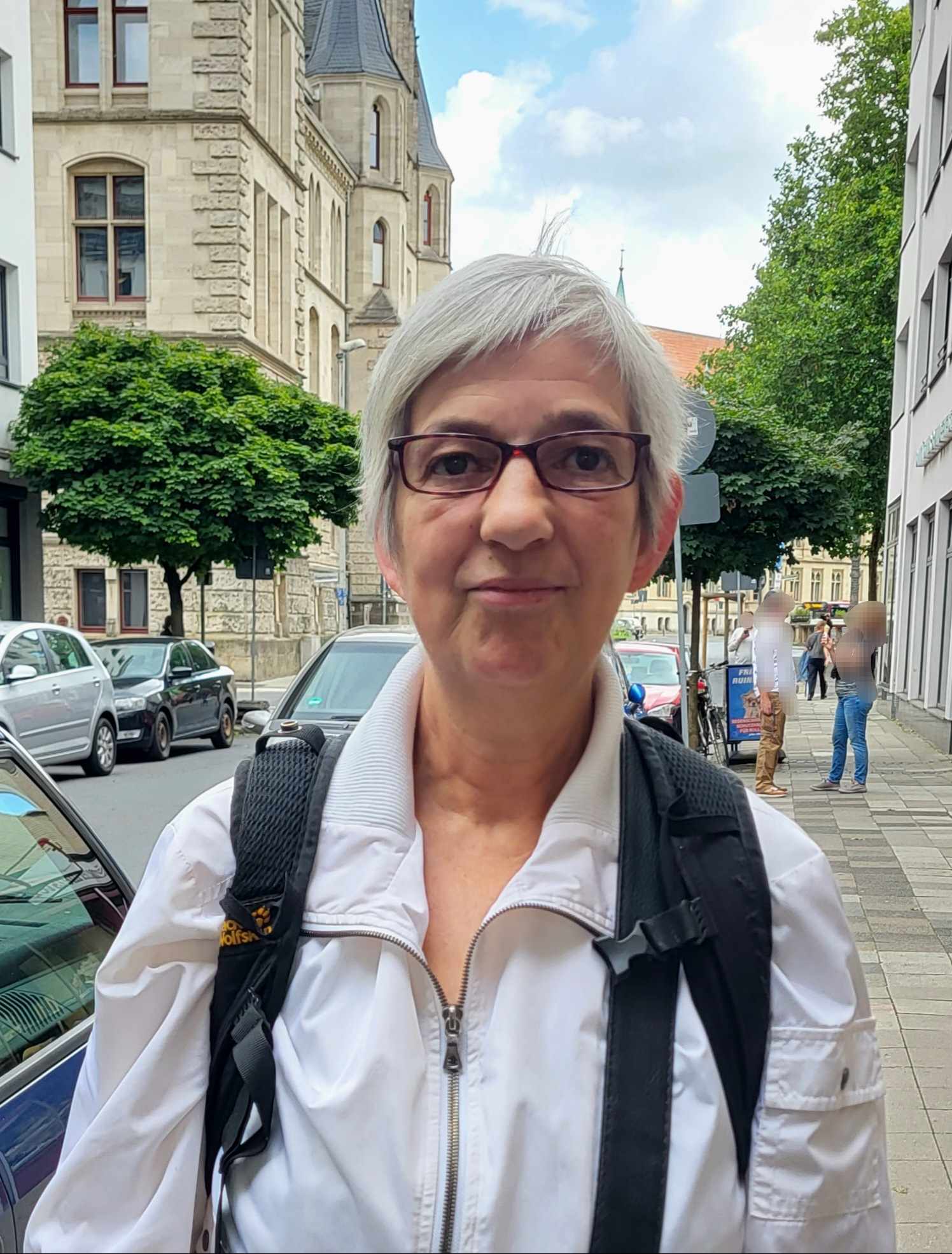 Brigitte vor dem Optiker
