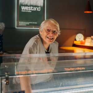 Veronika an der Eistheke