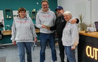 Roman Grussu übergibt die "Kuchenspende"