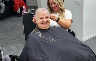 Klientin bekommt von Sabrina die Haare geschnitten