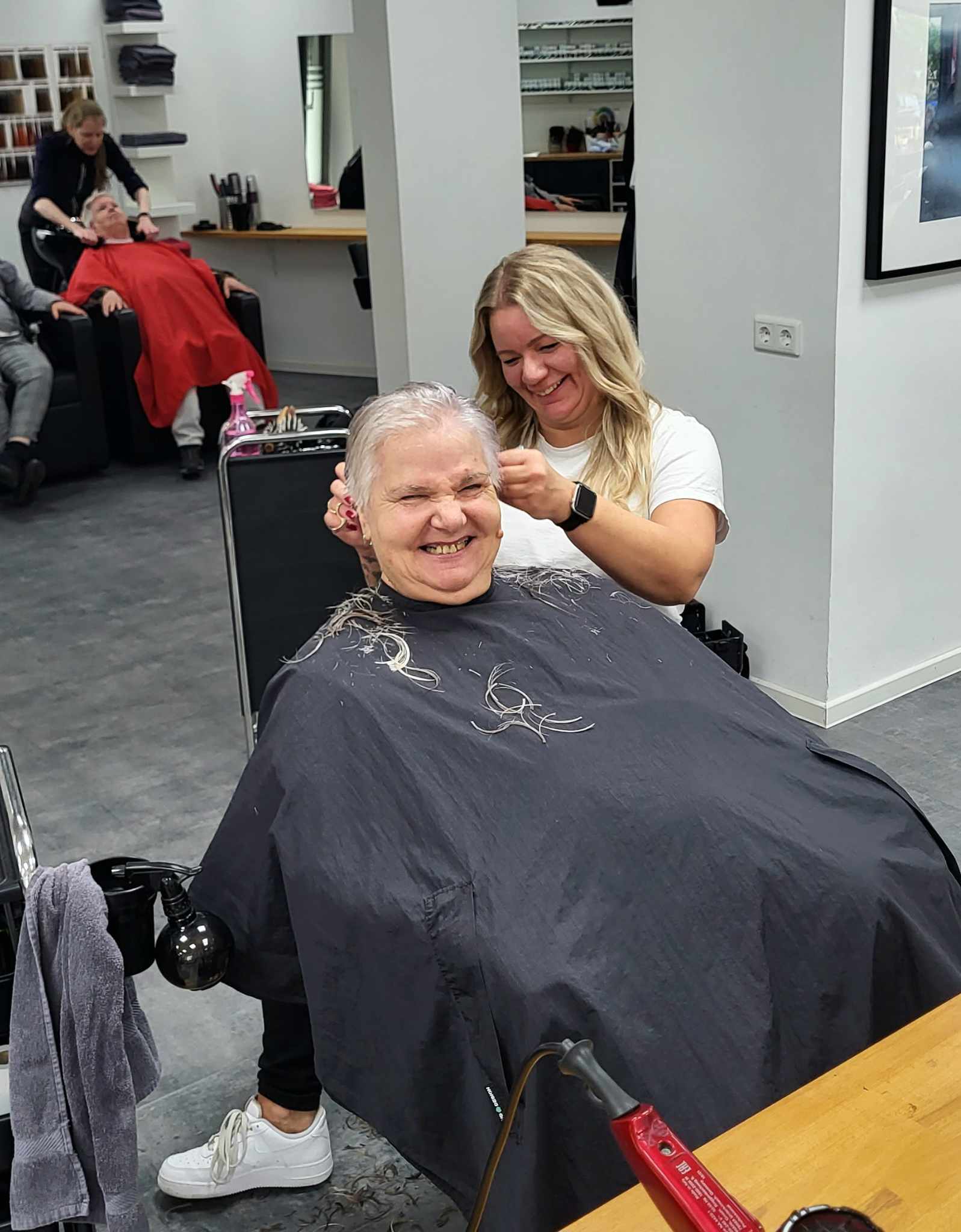 Klientin bekommt von Sabrina die Haare geschnitten