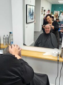 Eddy beim Haareschneiden