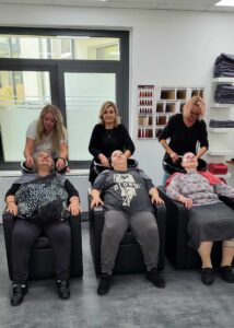 Kundinnen und Friseurinenn beim Haarewaschen