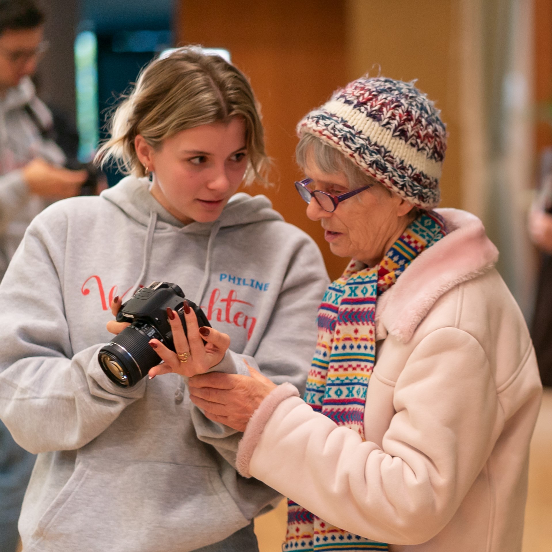 Studierende zeigt einer Wünschenden ihr Foto