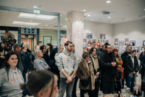 Blick auf die Besucherinnen der Vernissage 2025