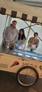 Niklas, Ha Vy und Elli am Eisstand