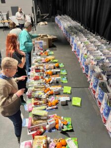 Packen der Geschenketüten