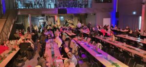 Blick in den Saal des Westand